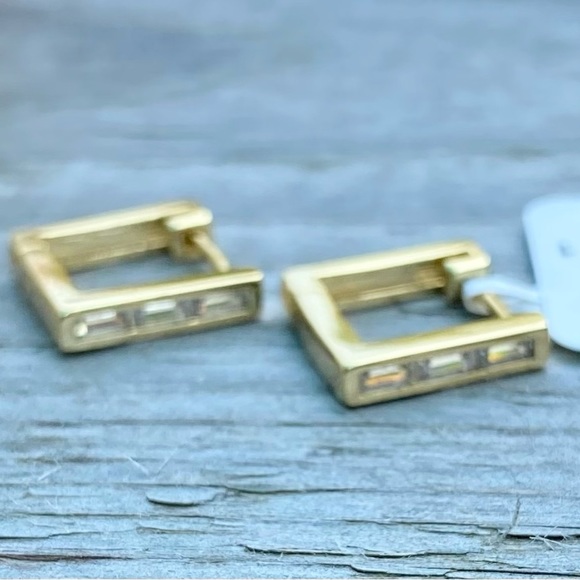 AQUA 18K GOLD OVER STERLING SILVER WITH CUBIC ZIRCONIA STONES CARTRIDGE HUGGIE - Picture 7 of 8